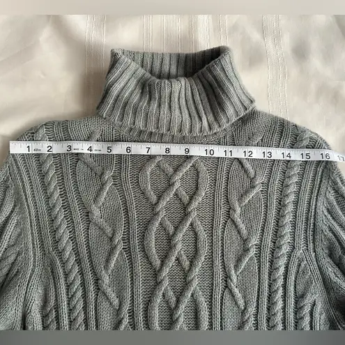 Elegant Cable Knit Turtleneck Sweater in Light Green 100% Cashmere