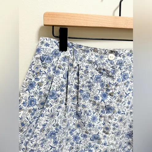 Vintage 60s 80s high rise pleated floral Bermuda shorts blue white cottagecore Size 28