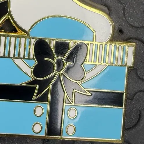 Lounge Fly Disney parks Donald Duck Present 2023 trading pin