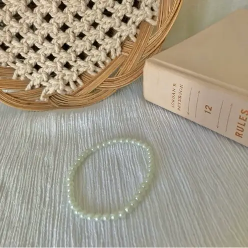Small Stretchy Pearl Bracelet Vintage “Byrdie” Classic Elegant Simple White