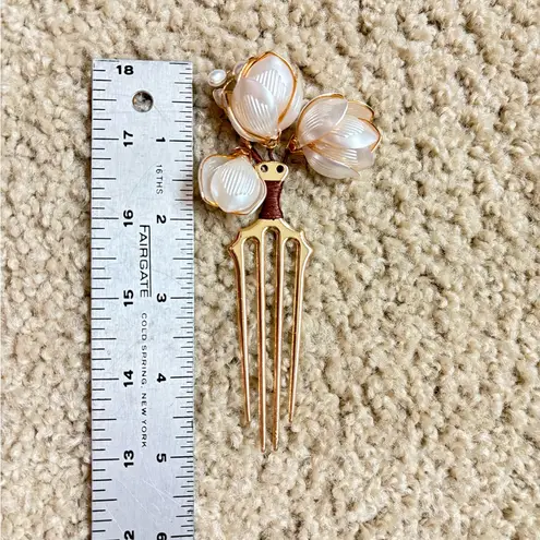 Elegant Gold Magnolia Hair Comb with Faux Pearls – Vintage Style Floral Hairpin