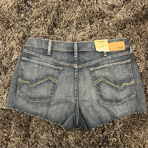 Ariat 🌺NWT  HAVEN 3IN DENIM SHORTS SIZE 33🌺