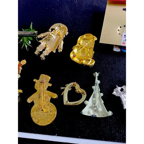 Costume Jewelry Christmas Brooches & 2 Button Covers Lot Vintage To Modern Gold