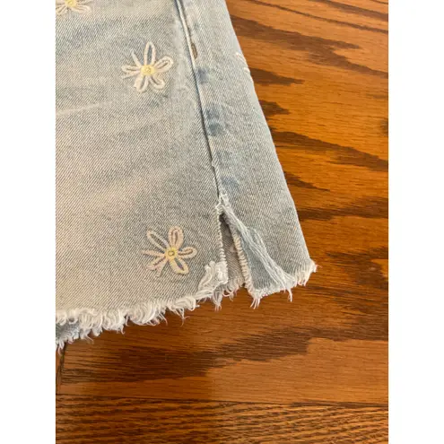 American Eagle embroidered Daisy print shorts size 8  Blue