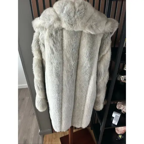 L and B classics Faux fur winter coat size M/L see measurement no size tag white Gray Size M