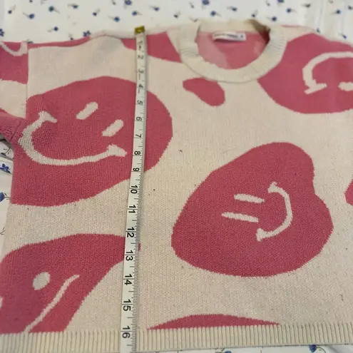 Moon & Madison Sz:M Cropped Pink Smiley Face Crew Neck Oversized Sweater. White Size M