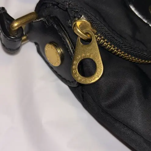Marc by Marc Jacobs BLACK NYLON CROSSBODY W/ GOLD HARDWARE
POCKETS IN & OUTSIDE