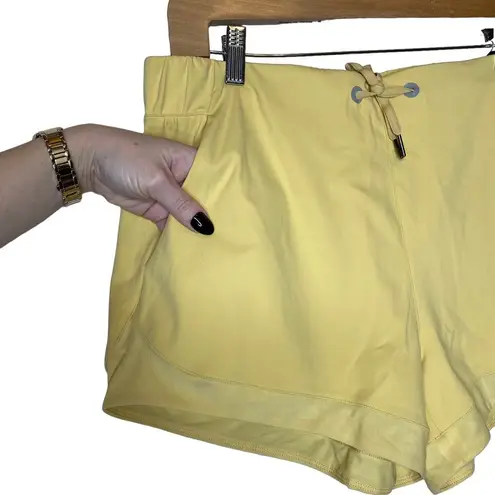 Wondery Janelle Shorts in “Summer” Yellow, size XXL / 2XL Yellow