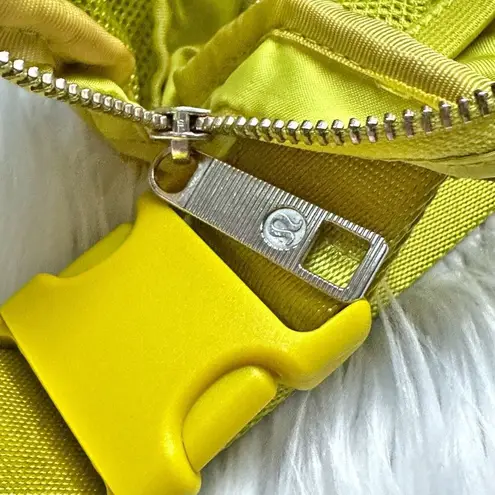  ATHLETICA | Lululemon Everywhere Belt Bag Yellow Serpentine | 1L