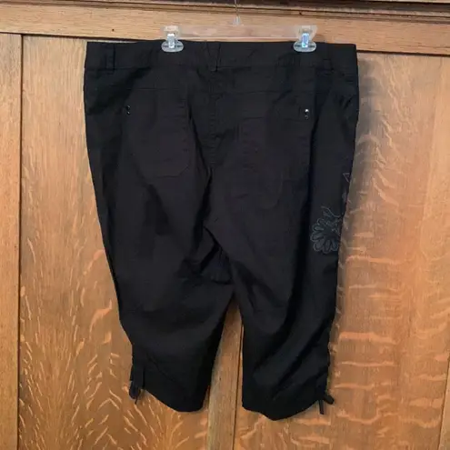 Gloria Vanderbilt Annaliese embroidered black capri pants 20W