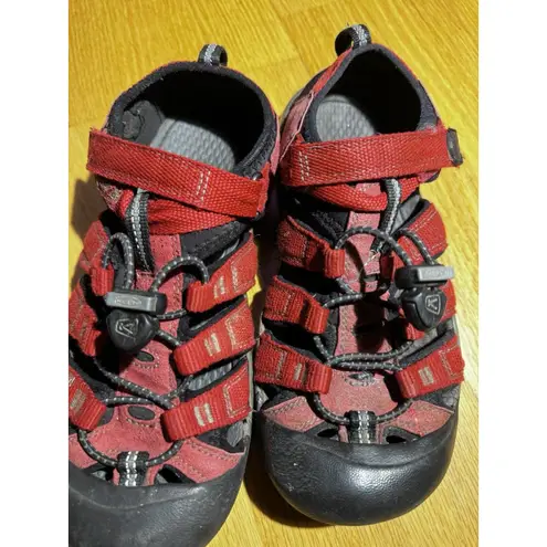 Keen Newport H2 Sandals Hybrid Ribbon Red/Gargoyle Kids Size 5.5-6 Women’s 7.5