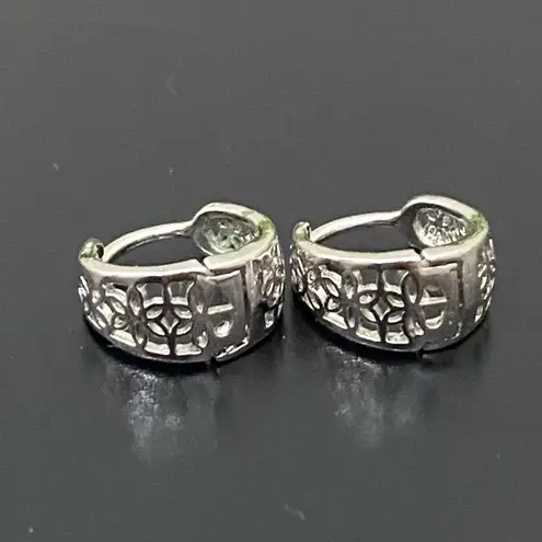 925 Signed Sterling Silver Flower Filigree Huggie Mini Hoop Earrings 3g.