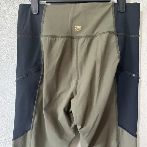 Sherpa Adventure Gear Leggings Hiking Running Athleisure Olive Green Medium