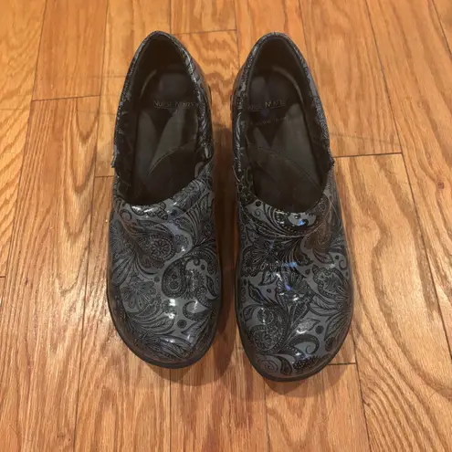 Nurse Mates Bryar Dark Gray & Black Paisley Patent Clogs Shoes Womens Sz 9M