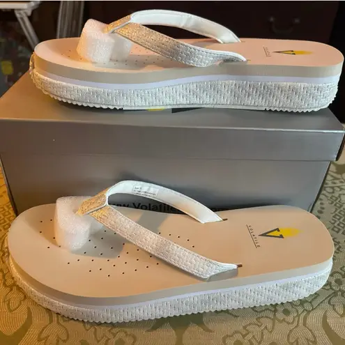 VOLATILE Untamed Flip Flops PV102 in White Metallic, Size 11, New in Box