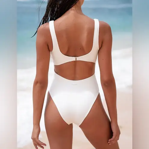 Berlook White Cut Out One