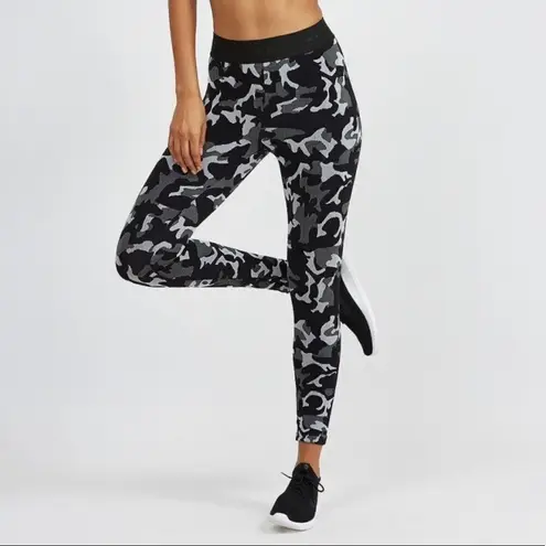 Koral Knockout Crop Legging Blk Camo Knit Jacquard