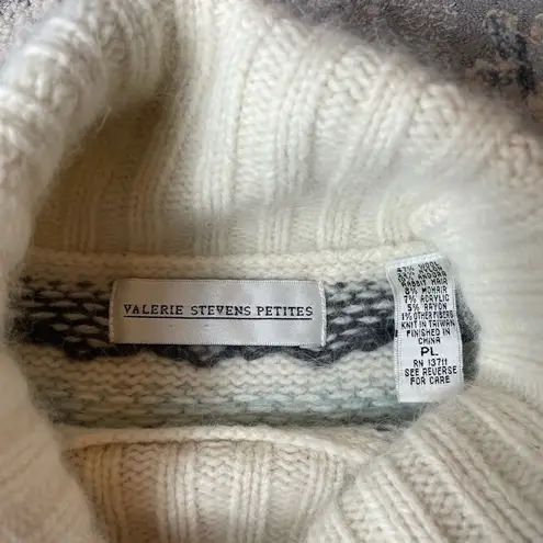 Valerie Stevens Women's Cream and Gray Turtleneck Sweater