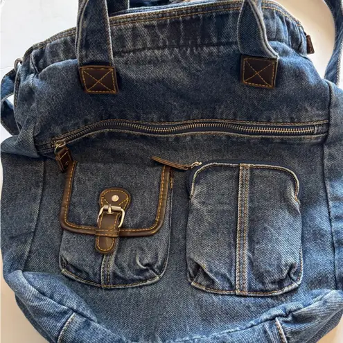BLUE JEAN TOTE / HANDBAG
HANDLES AND CROSSBODY STRAP FUN AND FABULOUS CHIC TOO