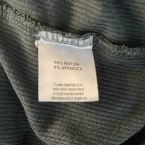 White Fox Boutique White Fox Ribbed Baby Tee Size Medium