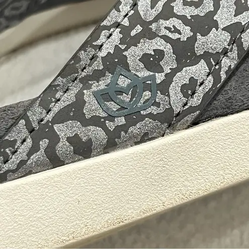 Spenco Orthotic Thong Sandals in Grey Shimmer Cheetah Print 9.5 Gray