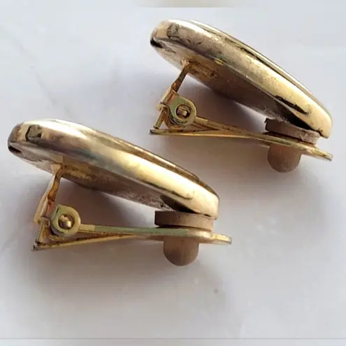 Vintage Gold Tone Black Teardrop Clip