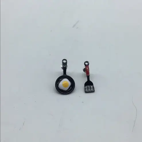 NEW fashion earrings fried egg in pan & spatula