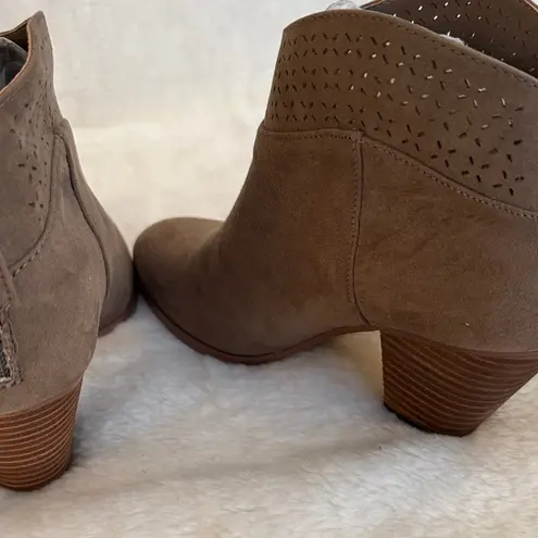 Violet & Red Jackson Lazer Cut Topline Booties In Taupe Faux Suede Tan Size 7.5