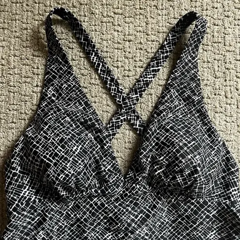 Jaclyn Smith Woman's Black And White Size 12 Tankini Swim Top Padded Bra Area