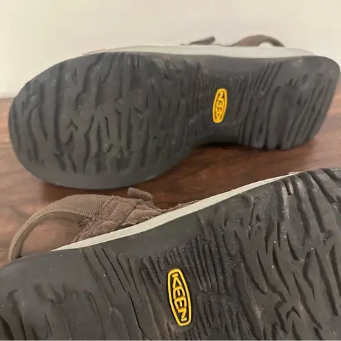 Keen Women’s ‘Rose’ Closed Toe Waterproof Casual Rugged Adventure Sandals Size 9