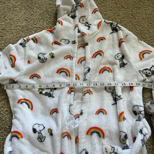 Cozy White Snoopy Robe with Rainbow and Character Print Size M