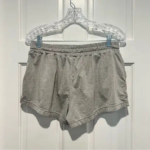 Vuori Halo Performance Shorts Womens Medium Pale Gray Heather