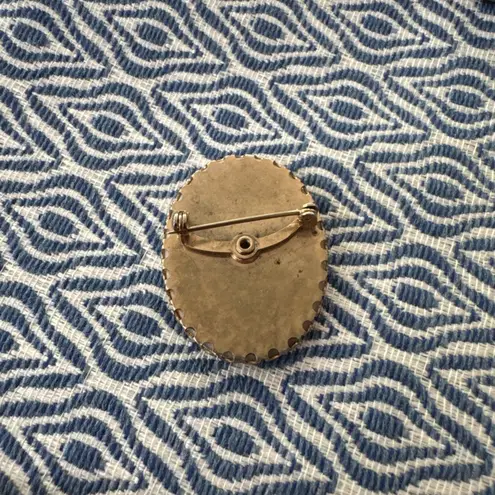 Vintage Acrylic Floral Porcelain White Yellow DaisyFlower Brooch Gold Frame Oval