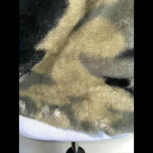 Forever 21  green faux fur camo‎ crop hooded sweater small