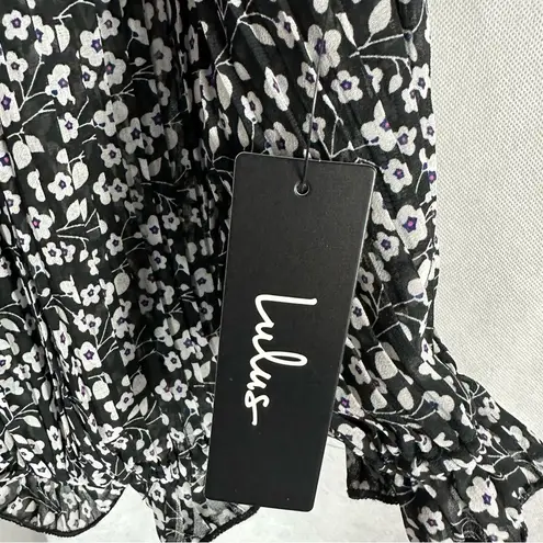 Lulus Pen Pal Black and White Floral Print Pleated Crop Top
Blouse Size Small