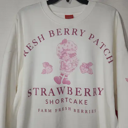 Strawberry shortcake ''Fresh berry patch'' sweatshirt women's size medium White