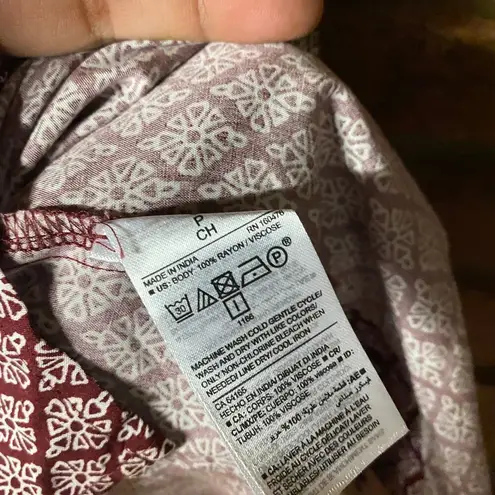 Old Navy  Burgundy White Sleeveless Blouse Women's Size Small