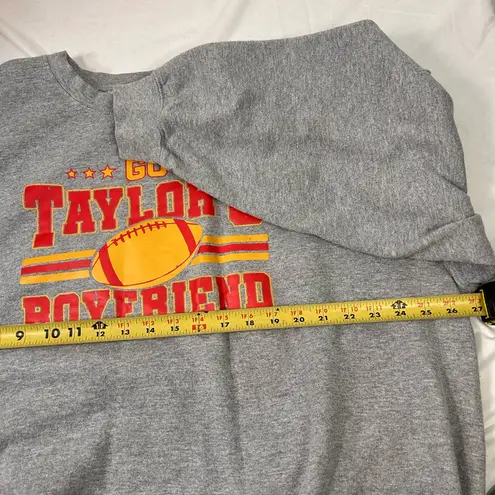 Gildan  Gray Graphic Taylor Swift and Travis Kelce Crewneck Sweatshirt Size 2XL - Image 4