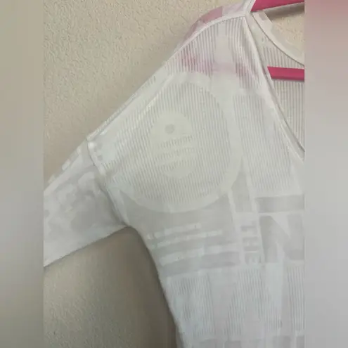 Lululemon HTF  Flip Your Dog Top in White Exploded Manifesto Pop Block L/XL