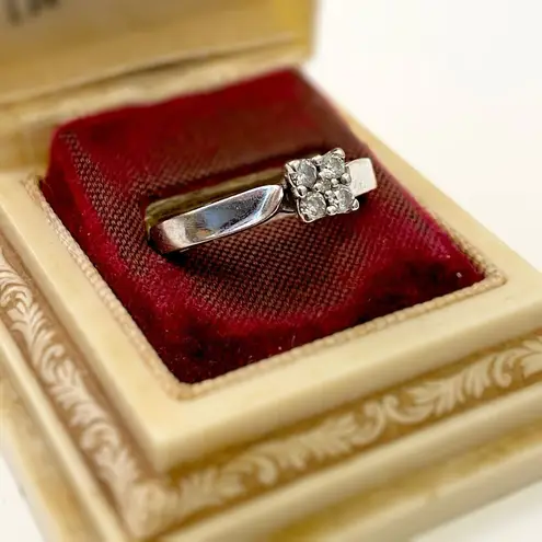 Keepsake Cluster Diamond Ring 5 Stone .22 CTW 10K White Gold 2.7 GRAMS SIZE 6.75  - Image 2