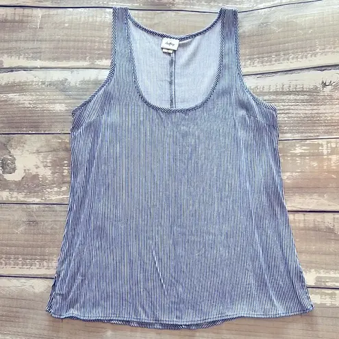 Daytrip Size: M Color: Blue & White Stripes