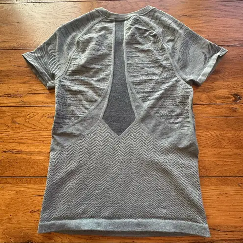 Smartwool Intraknit Active Short Sleeve Women's Large
Slim Fit Top