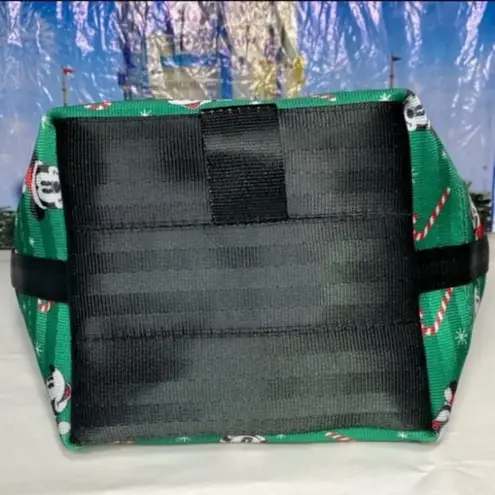 Disney parks x harveys Medium Park Hopper / Mickey & Minnie Christmas bucket bag Green