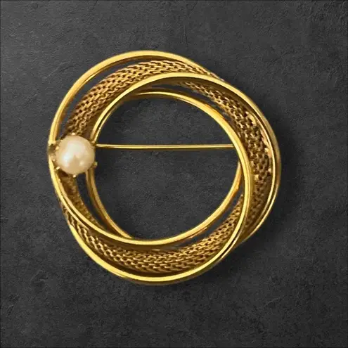 Vintage MCM Retro Gold Tone Swirl Mesh Faux Pearl Circle Brooch Pin 60s Classic
