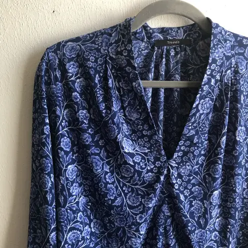 Tahari  Blouse Blue & White Floral V Neck Top M EUC Business Casual Professional