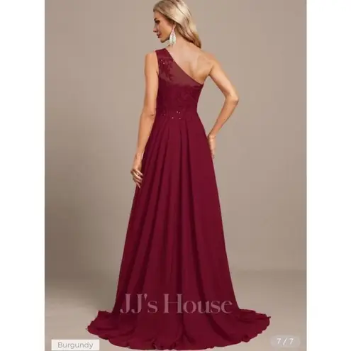 Size 0 pageant/prom/evening/bridesmade dress. Wore 1 time.Comes with garment bag Red