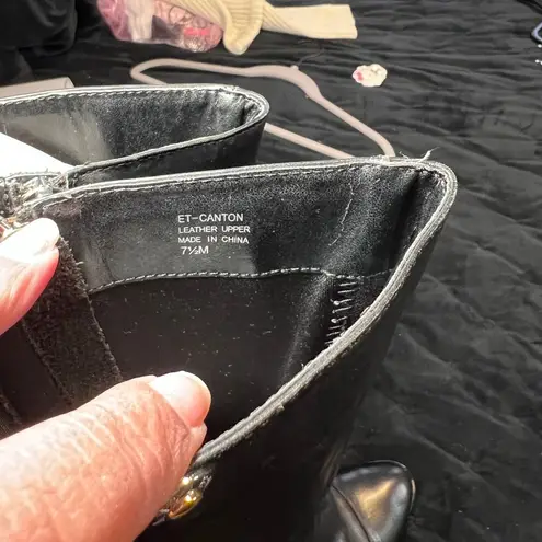 Ellen Tracy Black Leather Riding Boots w/Elastic Panel & Buckle Detail-SZ 7.5