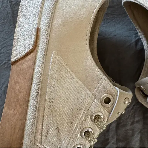 Blowfish Walk On Slip On Sneaker in Soft Gold. Size 8. Gold