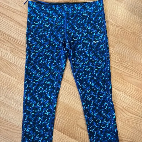 Nike NWT  Essential Tight Fit Dri-Fit Cropped Workout Leggings. Size L