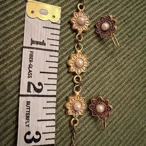 Vintage gold colored flower with white center necklace and matching earrings EVC